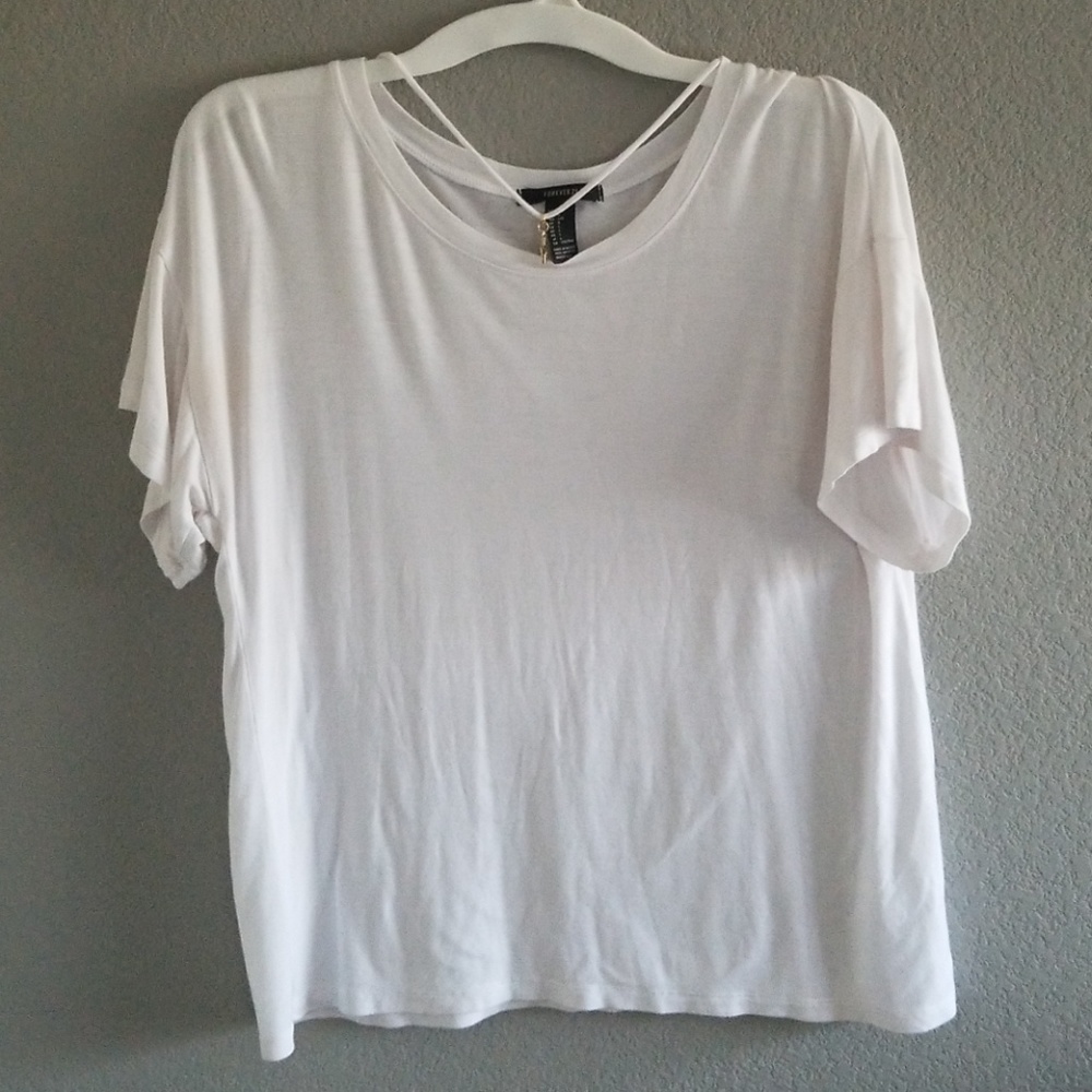 Crew neck white tee w/ star pendant